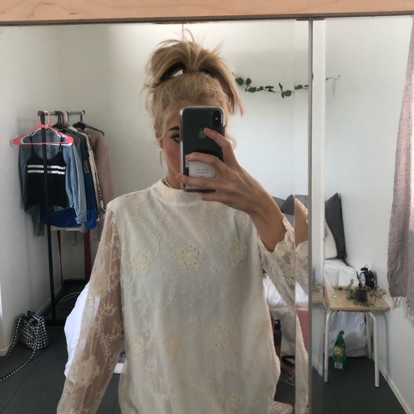 A lacy long sleeve cream blouse - Picture 3 of 3